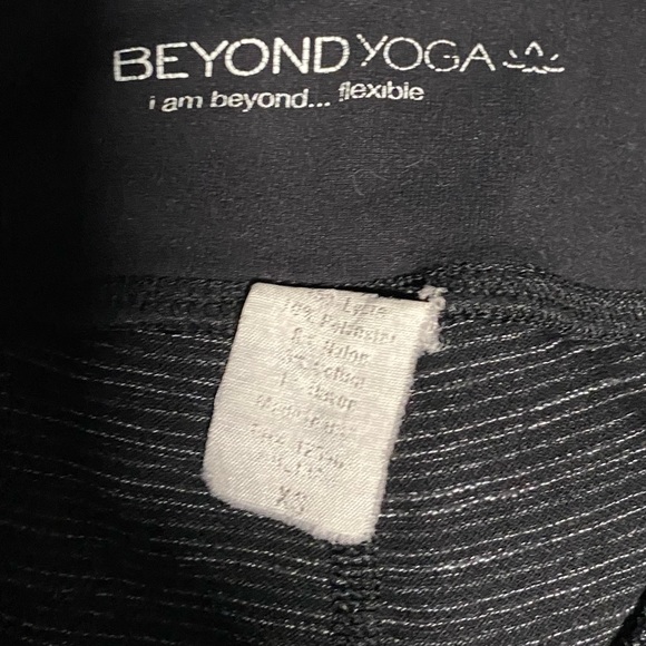 Beyond Yoga Black Pique Ankle Snap Bottom Leggings Size XS - Picture 8 of 8